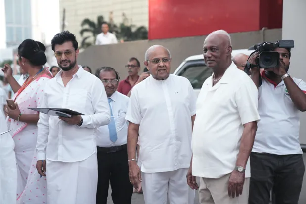 කොළඹ නවලෝක රෝහල් වෙසක් කලාපය, විශාල ජනතා ආකර්ෂණයකින් වර්ණවත් වෙයි 1 image 1