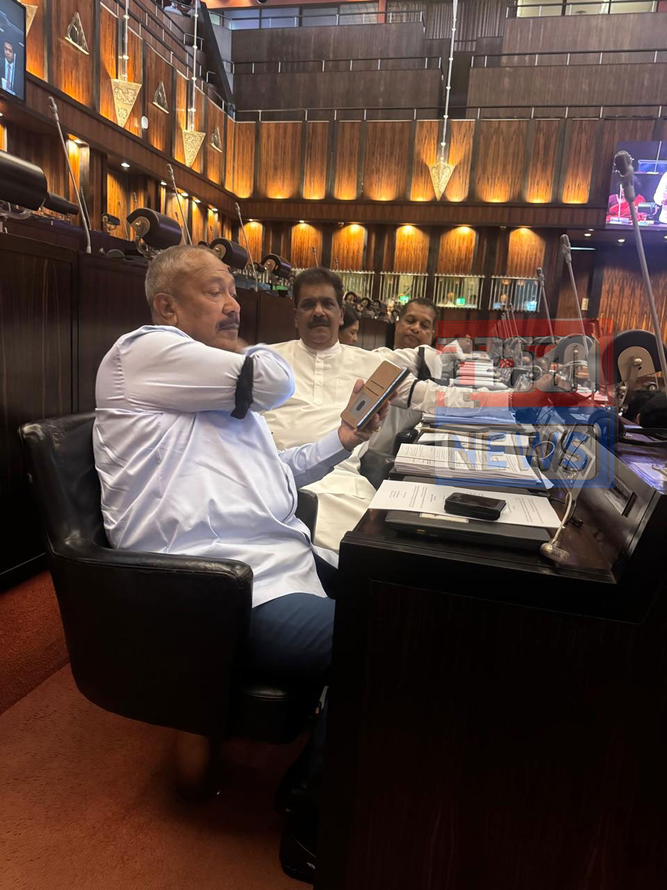 විපක්ෂයේ මන්ත්රීවරුන් කළු පටි පැළඳ පාර්ලිමේන්තුවේ විරෝධයක (ඡායාරූප) 1 2 1