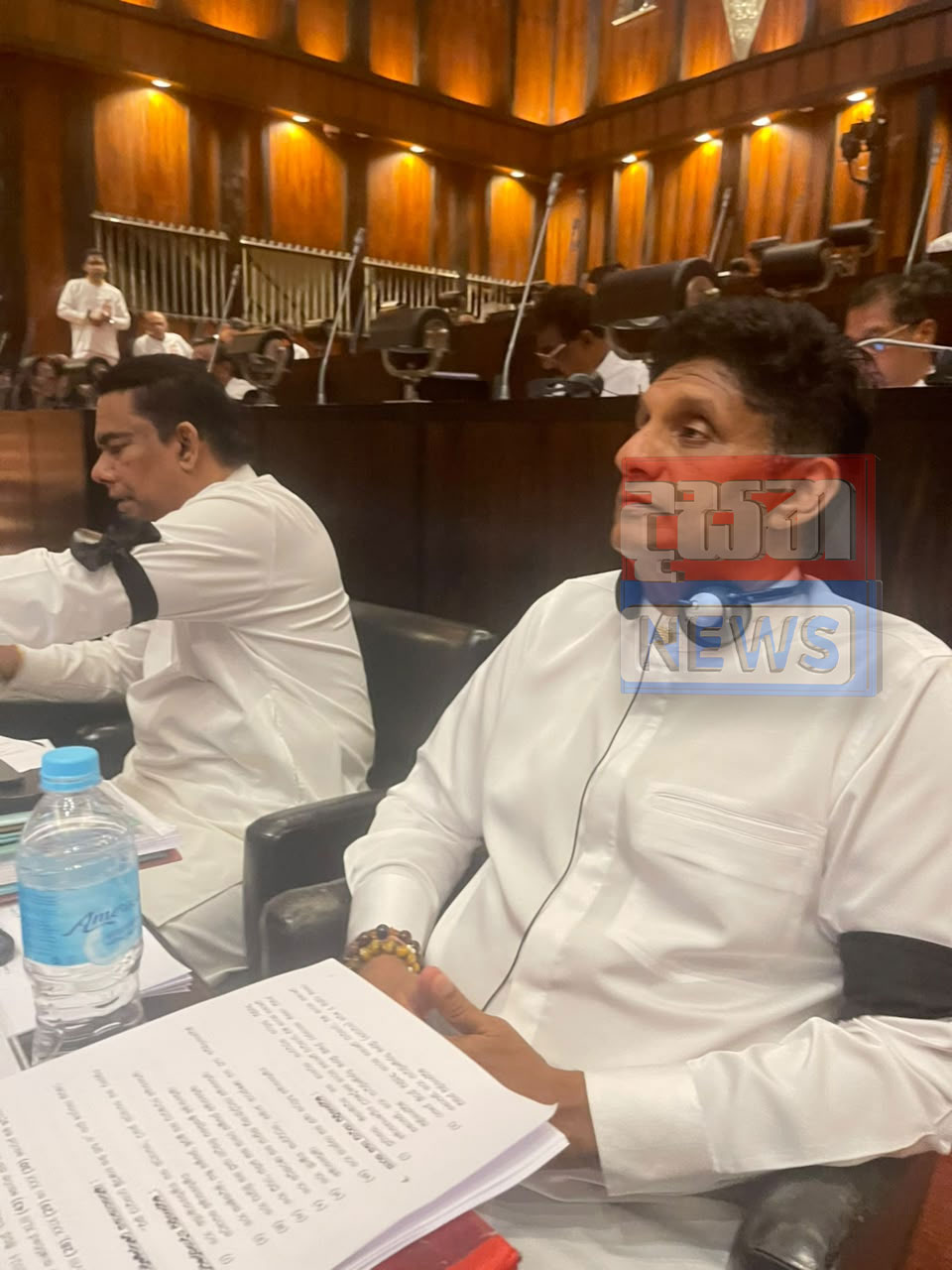 විපක්ෂයේ මන්ත්රීවරුන් කළු පටි පැළඳ පාර්ලිමේන්තුවේ විරෝධයක (ඡායාරූප) 2 3 1