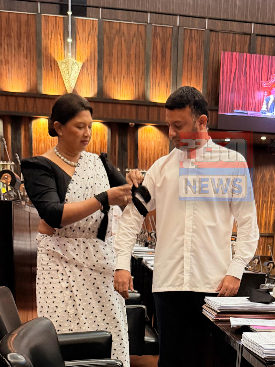 විපක්ෂයේ මන්ත්රීවරුන් කළු පටි පැළඳ පාර්ලිමේන්තුවේ විරෝධයක (ඡායාරූප) 3 4