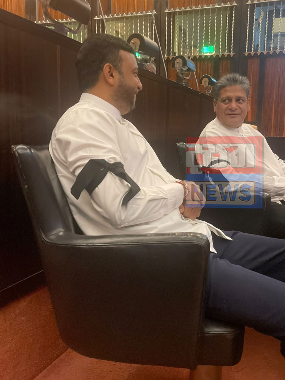 විපක්ෂයේ මන්ත්රීවරුන් කළු පටි පැළඳ පාර්ලිමේන්තුවේ විරෝධයක (ඡායාරූප) 4 5