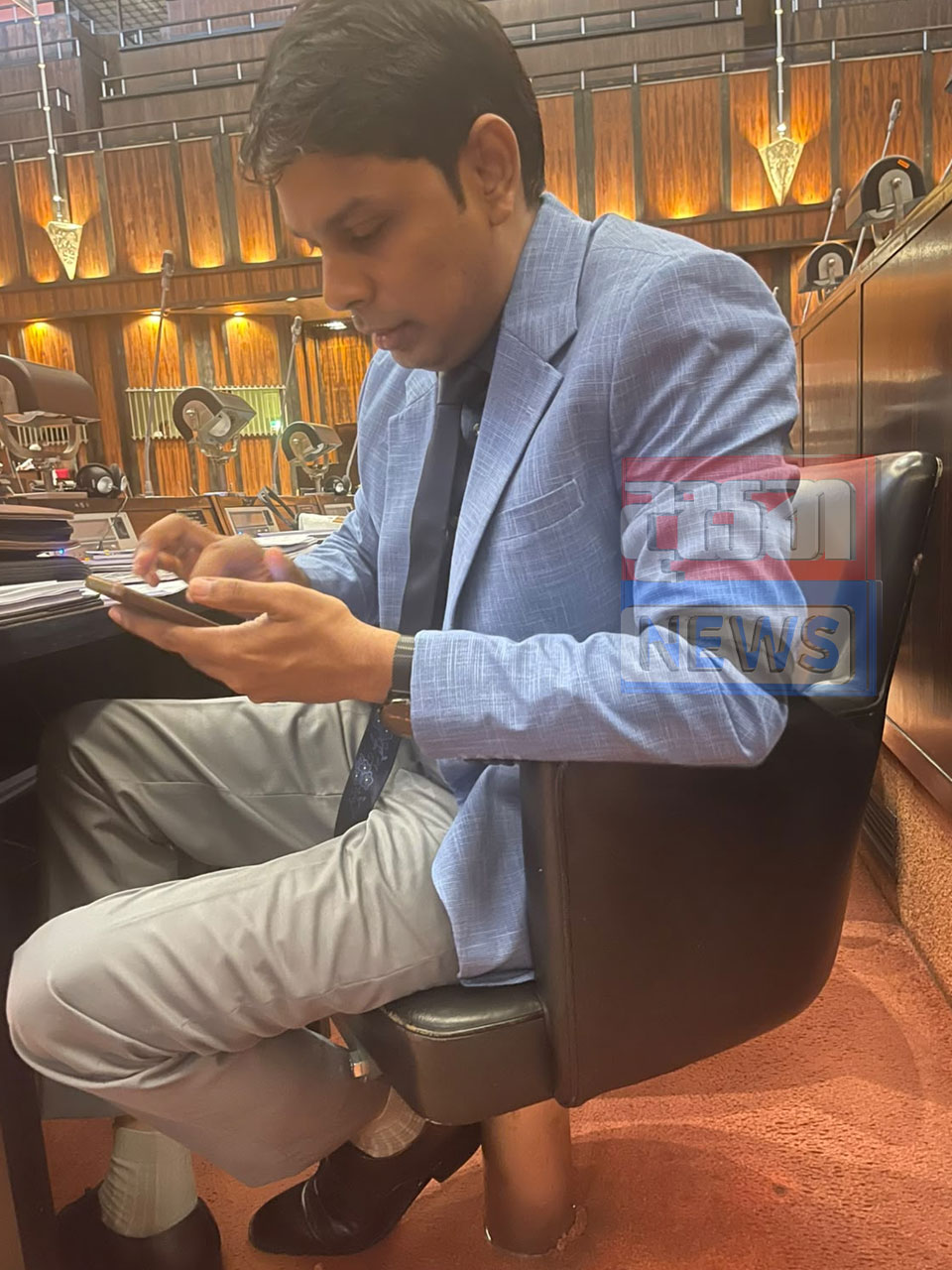 විපක්ෂයේ මන්ත්රීවරුන් කළු පටි පැළඳ පාර්ලිමේන්තුවේ විරෝධයක (ඡායාරූප) 5 6