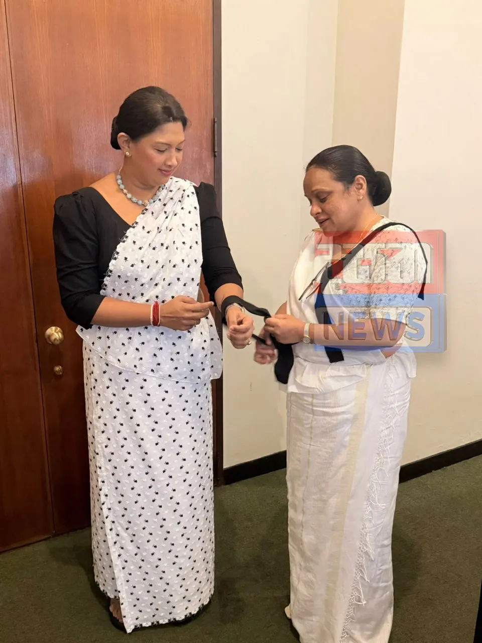විපක්ෂයේ මන්ත්රීවරුන් කළු පටි පැළඳ පාර්ලිමේන්තුවේ විරෝධයක (ඡායාරූප) 6 7