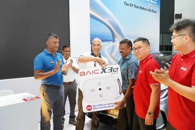 ඩේවිඩ් පීරිස් ඔටෝමොබයිල්ස් BAIC X3e ඉලෙක්ට්රික් මෝටර් රථය ශ්රී ලංකාවට හඳුන්වා දෙයි 5 DSC05246.jpg